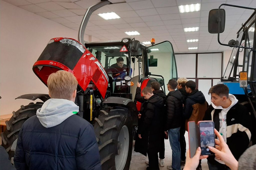 в рамках профориентационных каникулярных смен